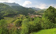 73 Ultimo sguardo a Camerata, il fondovalle si avvicina...